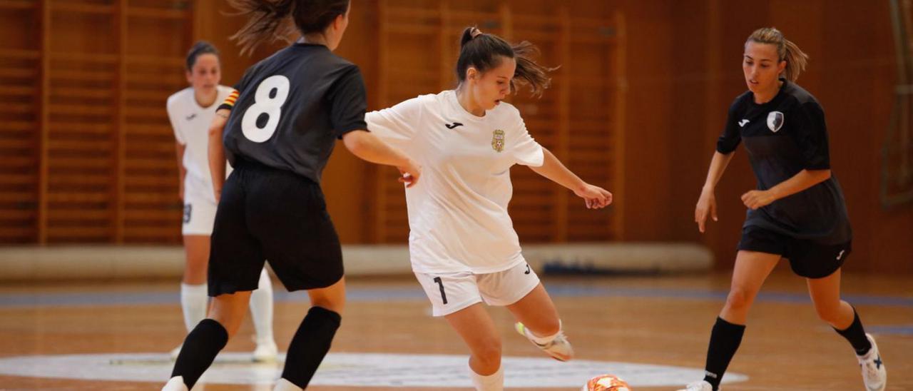 Una acción de la Peña Deportiva femenina de fútbol sala en el pabellón de Santa Eulària.