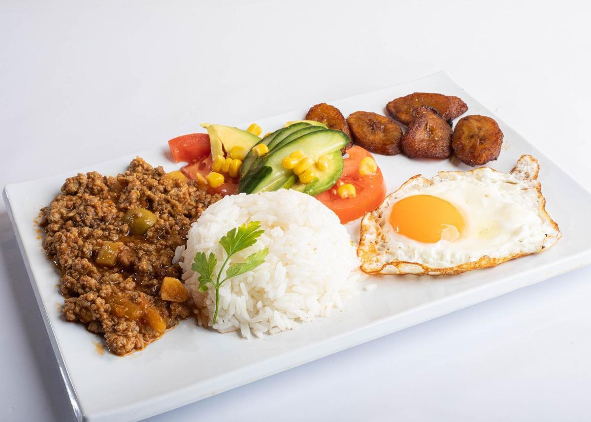 Un pabellón criollo con su carne mechada de La Esquinita del Medio.