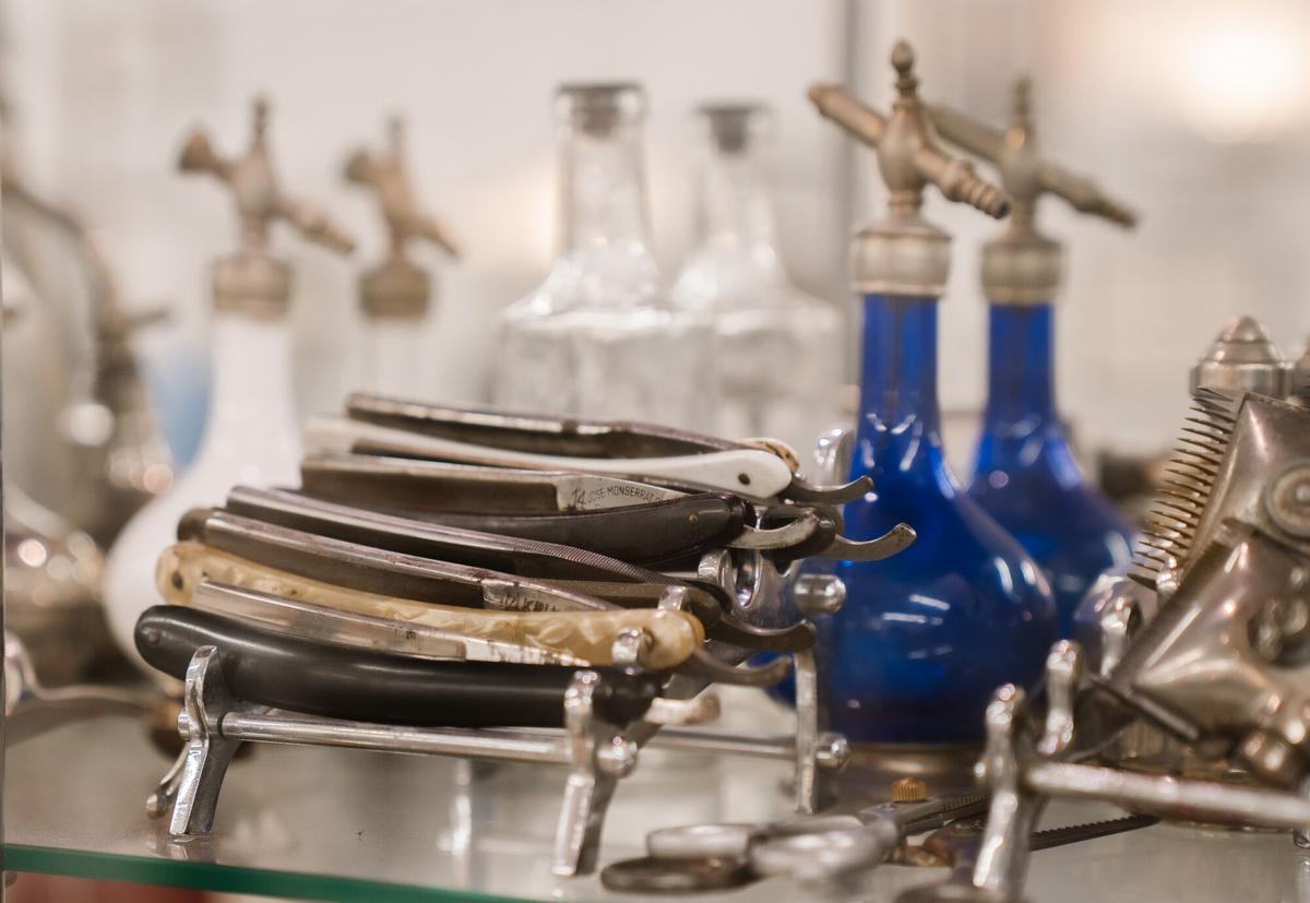 26.02.2025. MADRID. Imágenes de la barbería ‘El Kinze de Cuchilleros’, en Madrid. Foto: Alba Vigaray