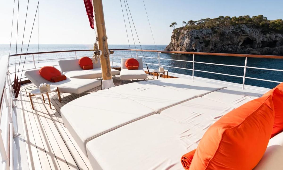 Atraca en Ibiza el 'Shemara', un barco que sirvió a la Marina Real Británica y que luego protagonizó unas locas fiestas
