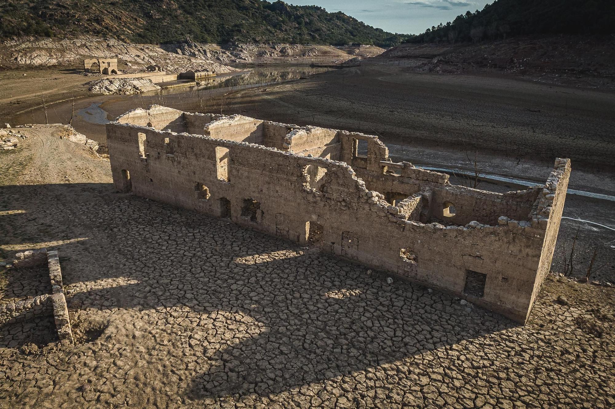 Galeria Imatges: la dramàtica situació del pantà de Dosrius Boadella a vista de dron