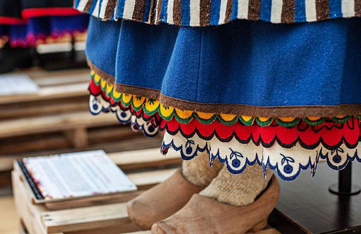 Detalle de un vestido y los zuecos. | Sergio Villar