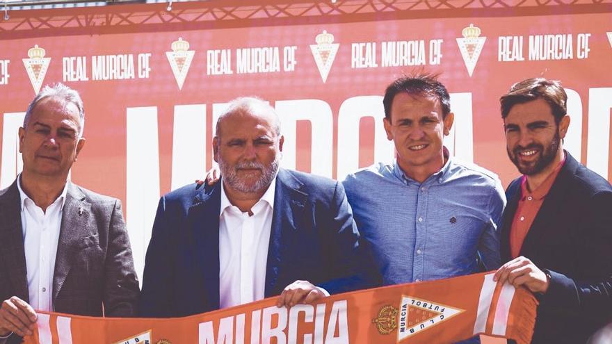 El gran agujero del Real Murcia: sin secretaría técnica ni rumbo médico