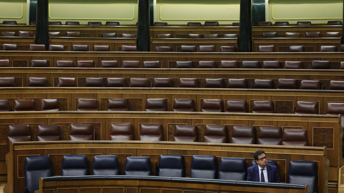 El ministro de Transformación Digital, Óscar López, durante el pleno previsto para aprobar el decreto sobre RTVE y ante la ausencia de los diputados de PP y Vox.