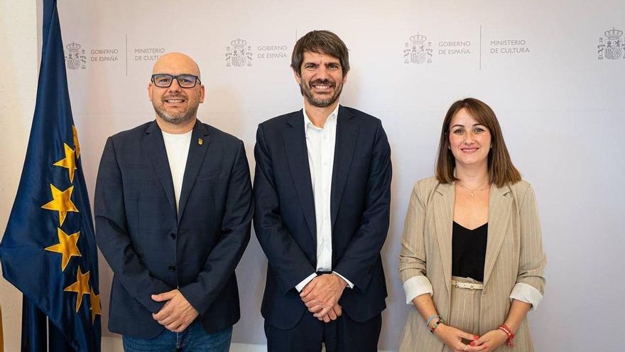 El equipo de gobierno de Carcabuey da a conocer al ministro de Cultura el proyecto del espacio escénico