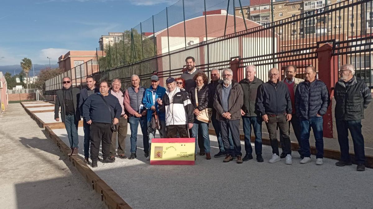Miembros del club L@s Petanquer@s, en las nuevas pistas con el concejal de Deportes Borja Vivas.