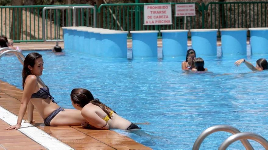 Varias jóvenes bañándose en una de las piscinas del parque de Tentegorra