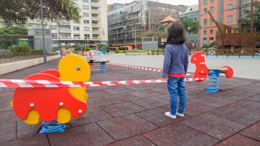 Una menor ante un parque infantil precintado en la capital grancanaria, durante la etapa de desescalada de la pandemia.