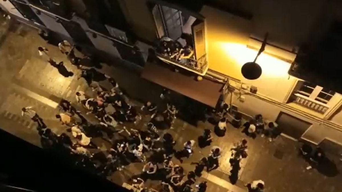 Decenas de jóvenes en la calle José Denis Belgrano a altas horas de la madrugada