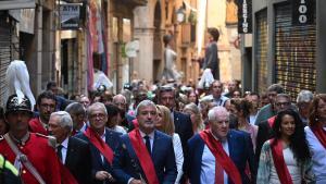 El cortejo de autoridades tras la misa de la Mercè, encabezado por el alcalde Jaume Collboni, en Barcelona.