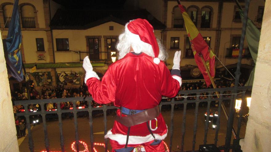 Papa Noel se lanza en tirolina desde el balcón del Ayuntamiento de Cangas de Onís