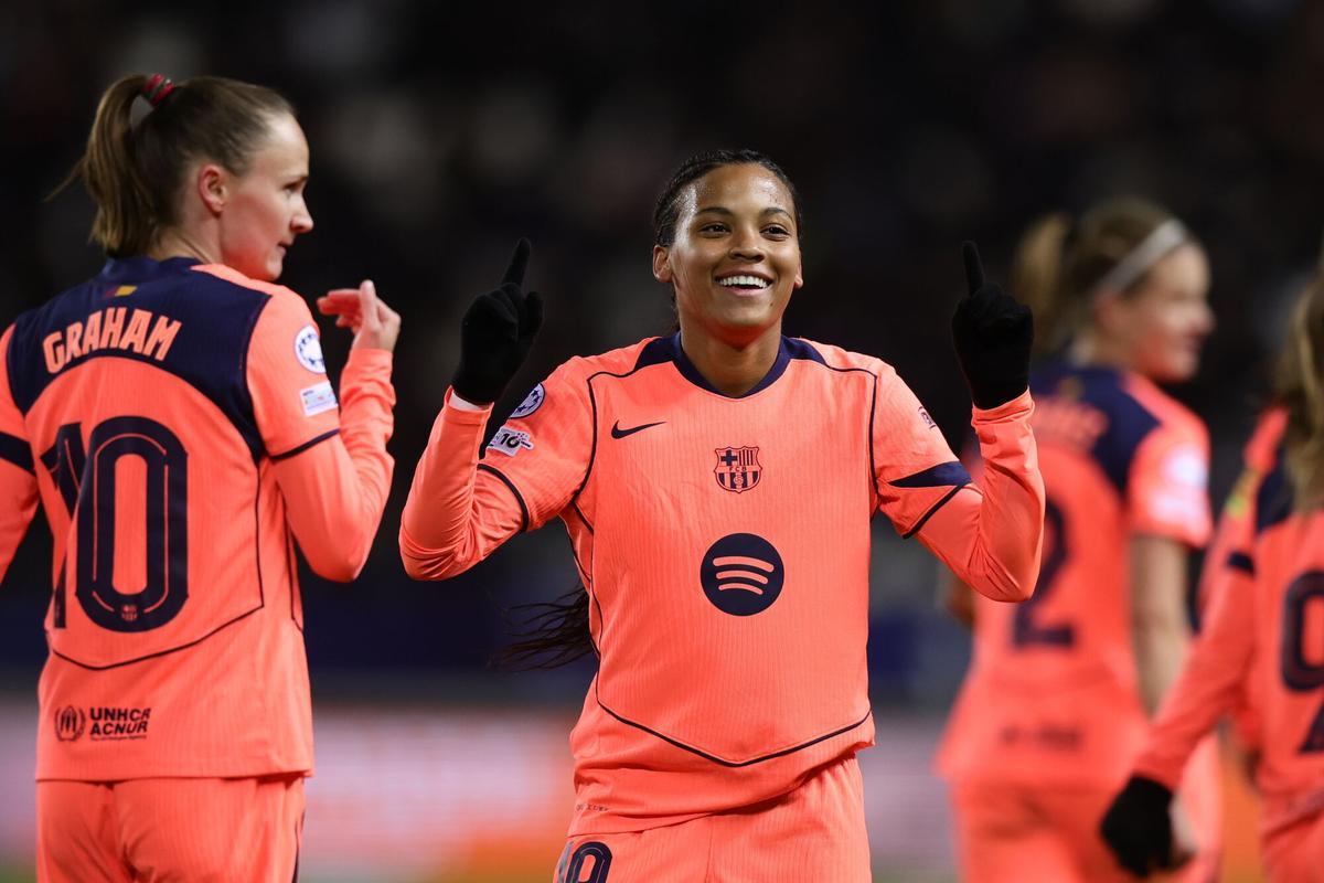 Vicky López celebra con sus compañeras el 0-1 del Barcelona ante el Paris FC en la Liga de Campeones