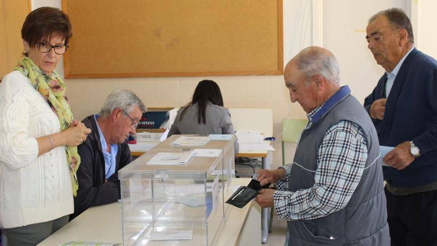 Gabriel y Pascual, de 74 y 82 años, los primeros votantes en la Vall d&#039;Ebo