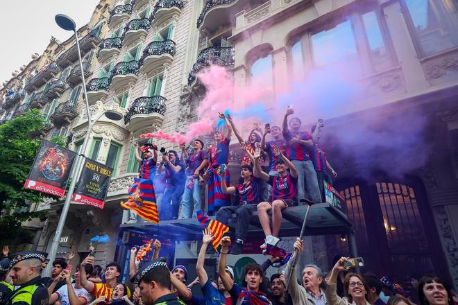 ¡De locos! Las mejores imágenes de una ciudad entregada al Barça
