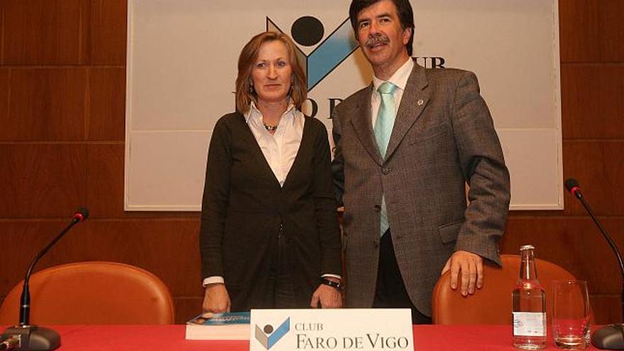 Javier Urra fue presentado por la psicóloga y gerente de Alborada Pilar Álvarez Ilarri.