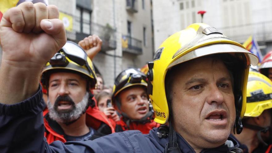 Els Bombers van manifestar-se a la plaça del Vi.