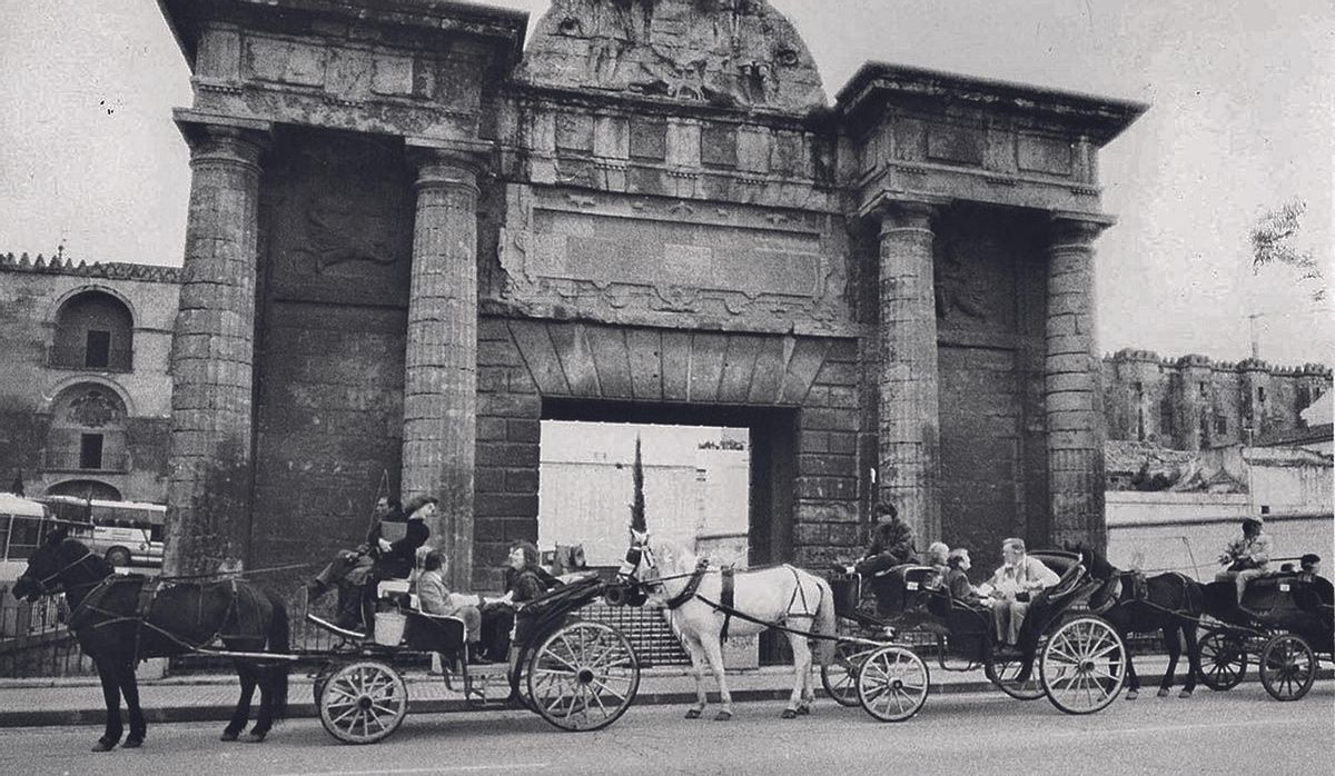 La Puerta del Puente antes de su integración, a principios de los años 90, con la parada de caballos en una ribera abierta al tráfico.
