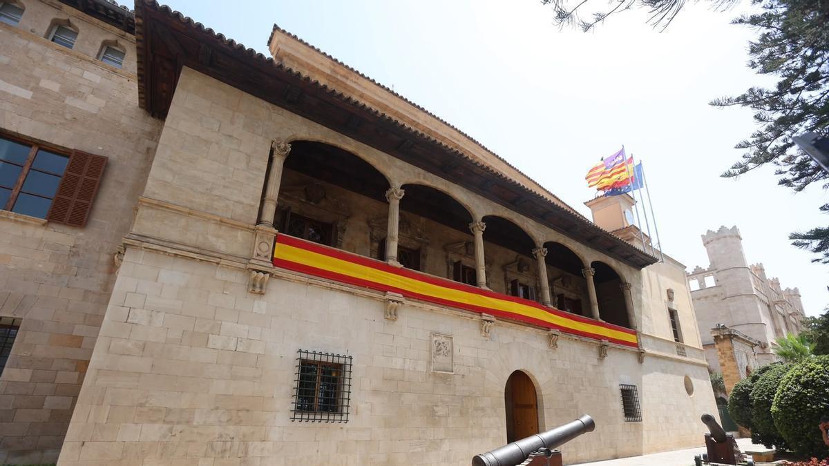 Imagen del Consolat de Mar con la bandera española