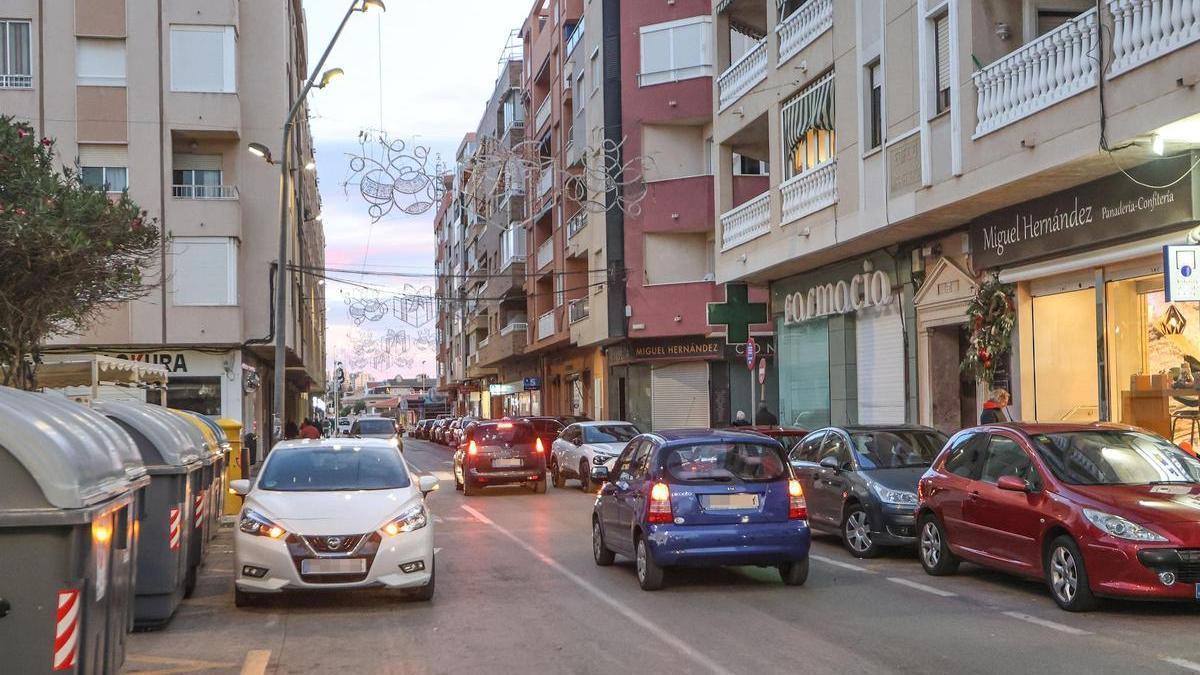Calle Mayor de La Mata, donde fue multado el conductor, con su habitual problema de falta de aparcamiento esta semana
