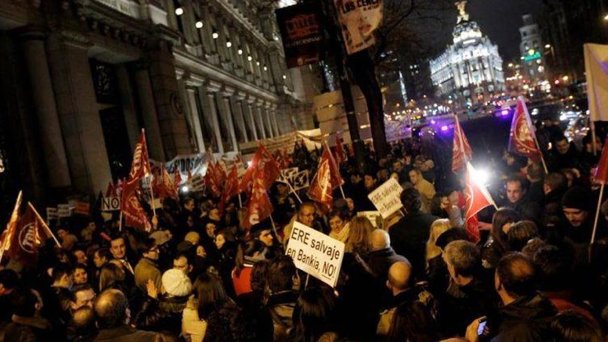 Unos 300 trabajadores de Bankia protestan en Madrid contra el ERE en la entidad