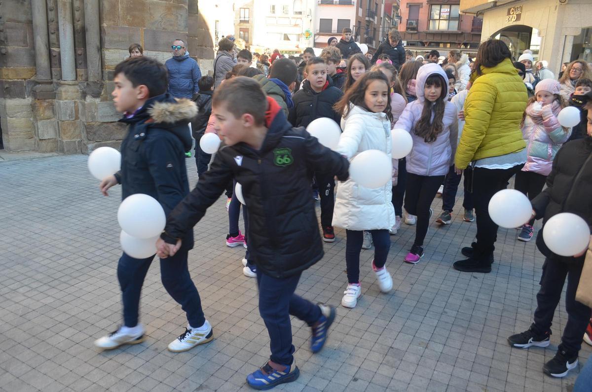 GALERÍA | El colegio Virgen de la Vega de Benavente realiza una gran cadena humana por la paz