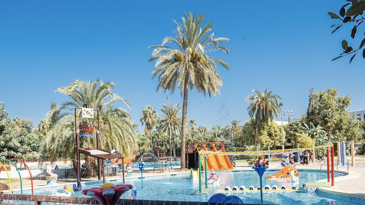 Detalle de uno de los parques infantiles con juegos y toboganes de la piscina de Benicalap.