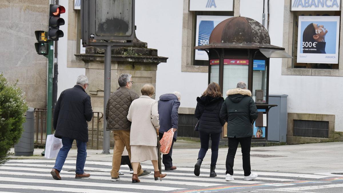 Personas mayores cruzando en una calle de Santiago de Compostela.