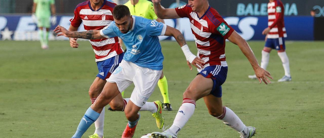 Darío Poveda durante su debut con la UD Ibiza frente al Granada CF en la primera jornada de Liga. | TONI ESCOBAR