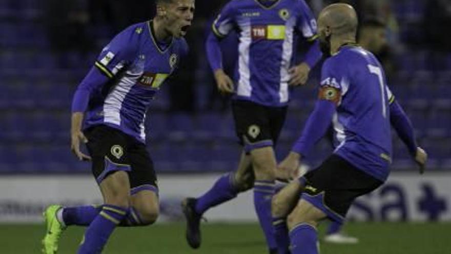 Álvaro Salinas celebra con rabia su gol ante el Ontinyent junto a Chechu Flores y Pepelu.