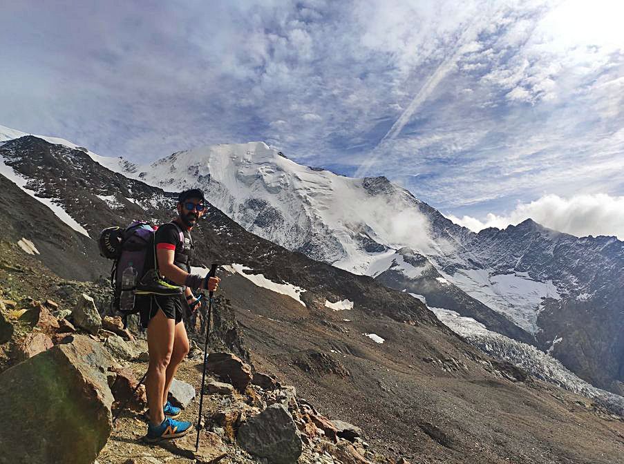 Agulló con el Mont Blanc al fondo.