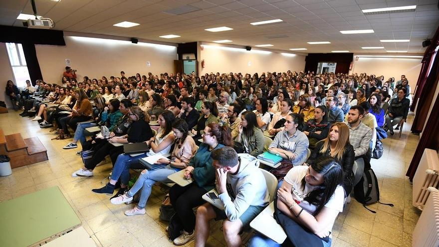 El precio de ir a un preparador para ser maestro de educación desde Vigo: cerca de 3.000 euros anuales y 8.000 de penalización si se transfieren los apuntes