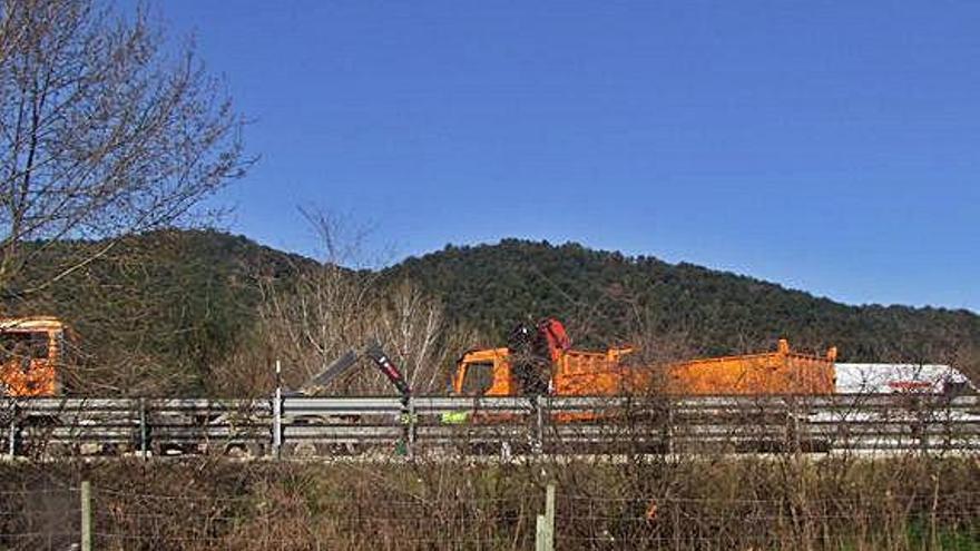 Instantània dels treballs per treure el camió que bloquejava el trànsit a l&#039;A-26 en direcció a Girona.