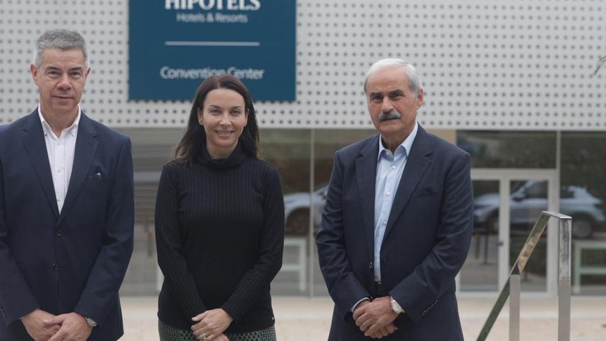 Andrés Gili, Leiter des Hipotels Playa de Palma Palace und die Vizepräsidenten María Antonia Llull und Gabriel Abraham.