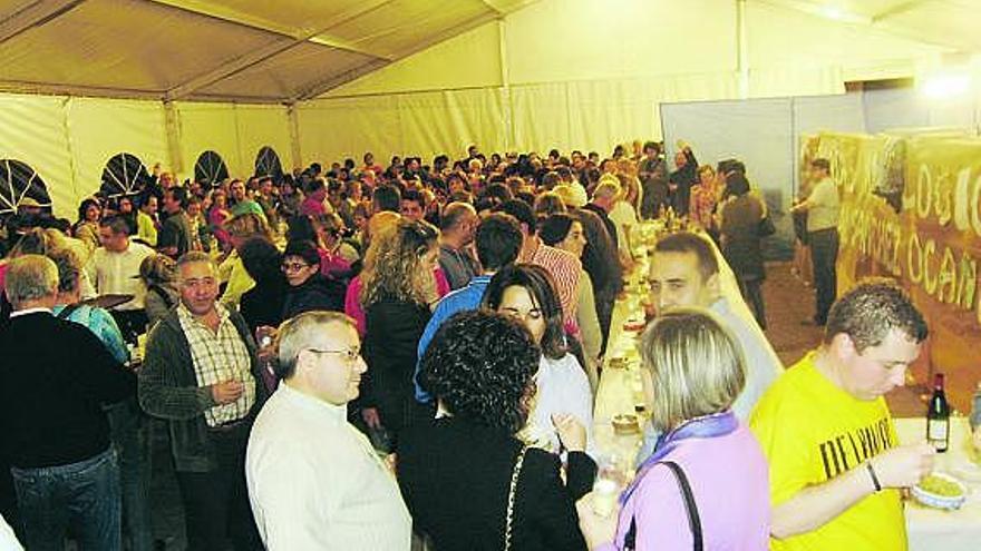 Asistentes a la degustación de setas en la carpa de Tapia de Casariego, durante la XIX Jornadas micológicas.