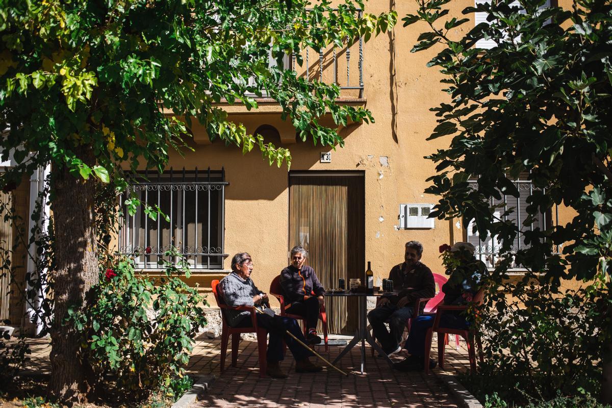 Vecinos de Gajanejos, al fresco en la puerta de una de las casas construidas en 1940