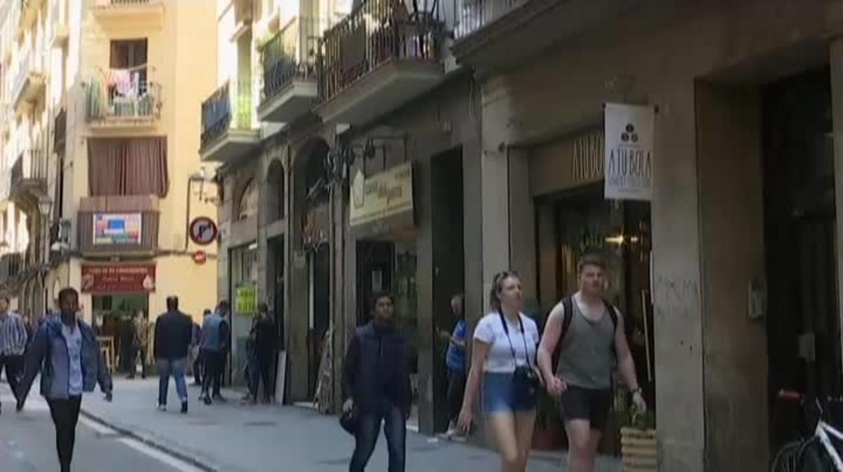 El dia a dia dels veïns són portals, escales i fins i tot terrasses plens de deixalles i xeringues usades.