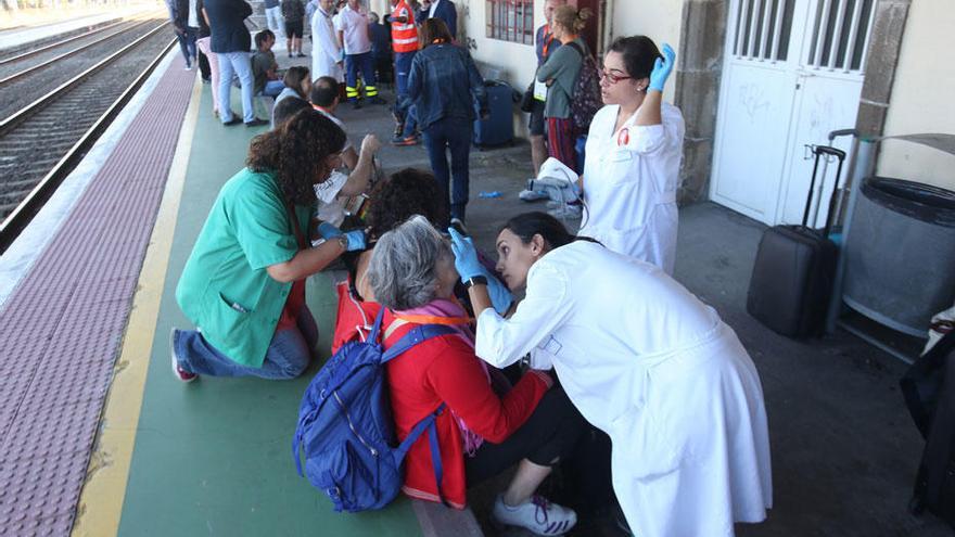 Personal sanitario, atendiendo a heridos en la propia estación momentos después del accidente. // Marcos Canosa