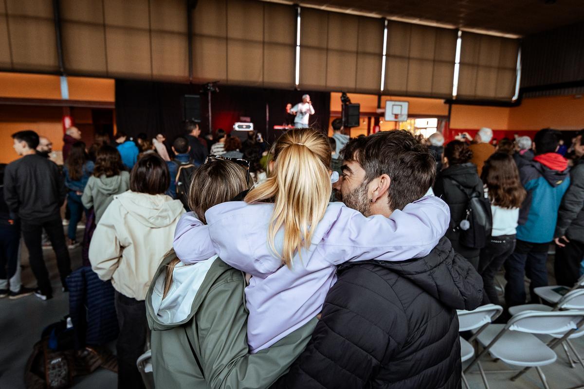 El públic entregat de Serinyà va gaudir del concert, tot i el canvi d'ubicació.