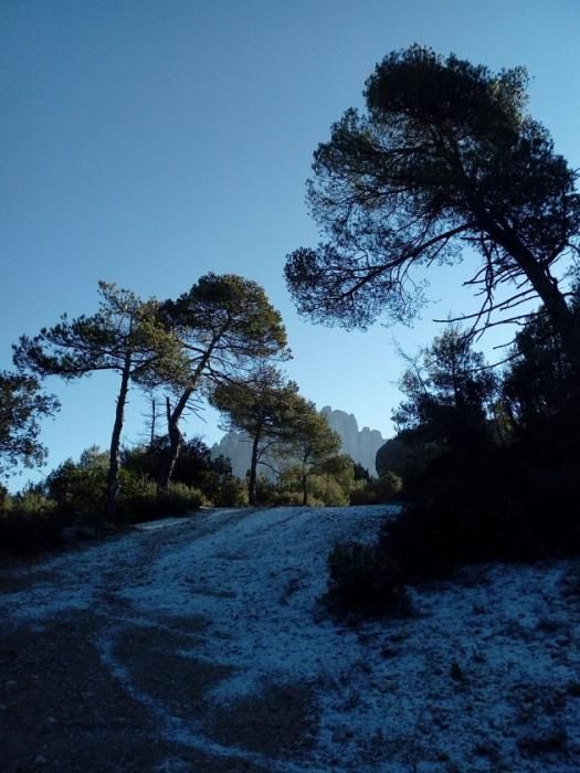 Paisatge de fred i restes de neu a Montserrat