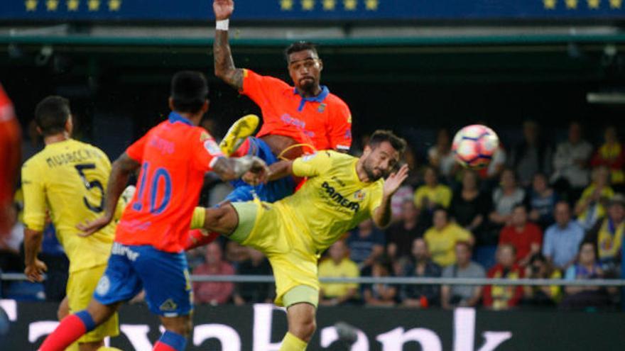 Prince Boateng remata de volea para marcar ante el Villarreal.