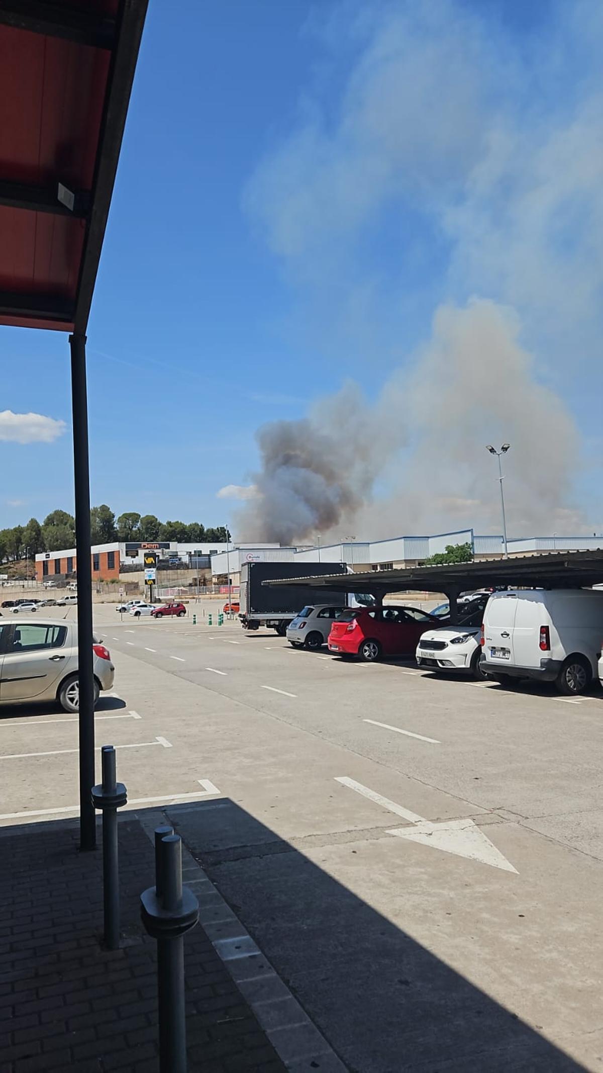 Les flames es veuen també des d'un proper centre comercial