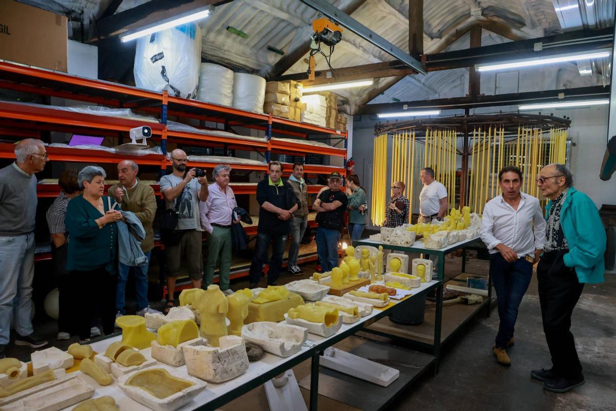 El taller en el que Antoni Miralda presentó su «Romería Update», fusionando su arte con los moldes de exvootos de la histórica Cerería Diéguez, en Pontecesures.