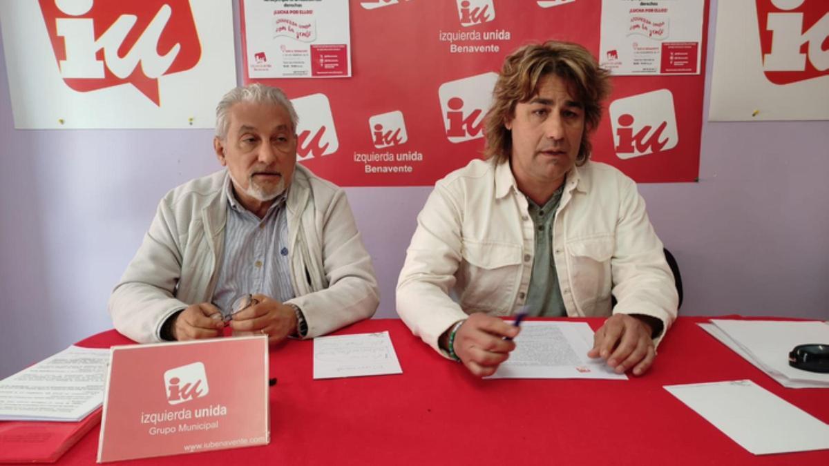 De izquierda a derecha: Manuel Burón portavoz del Grupo Municipal de IU y Jesús Nieto, coordinador de IU Benavente.