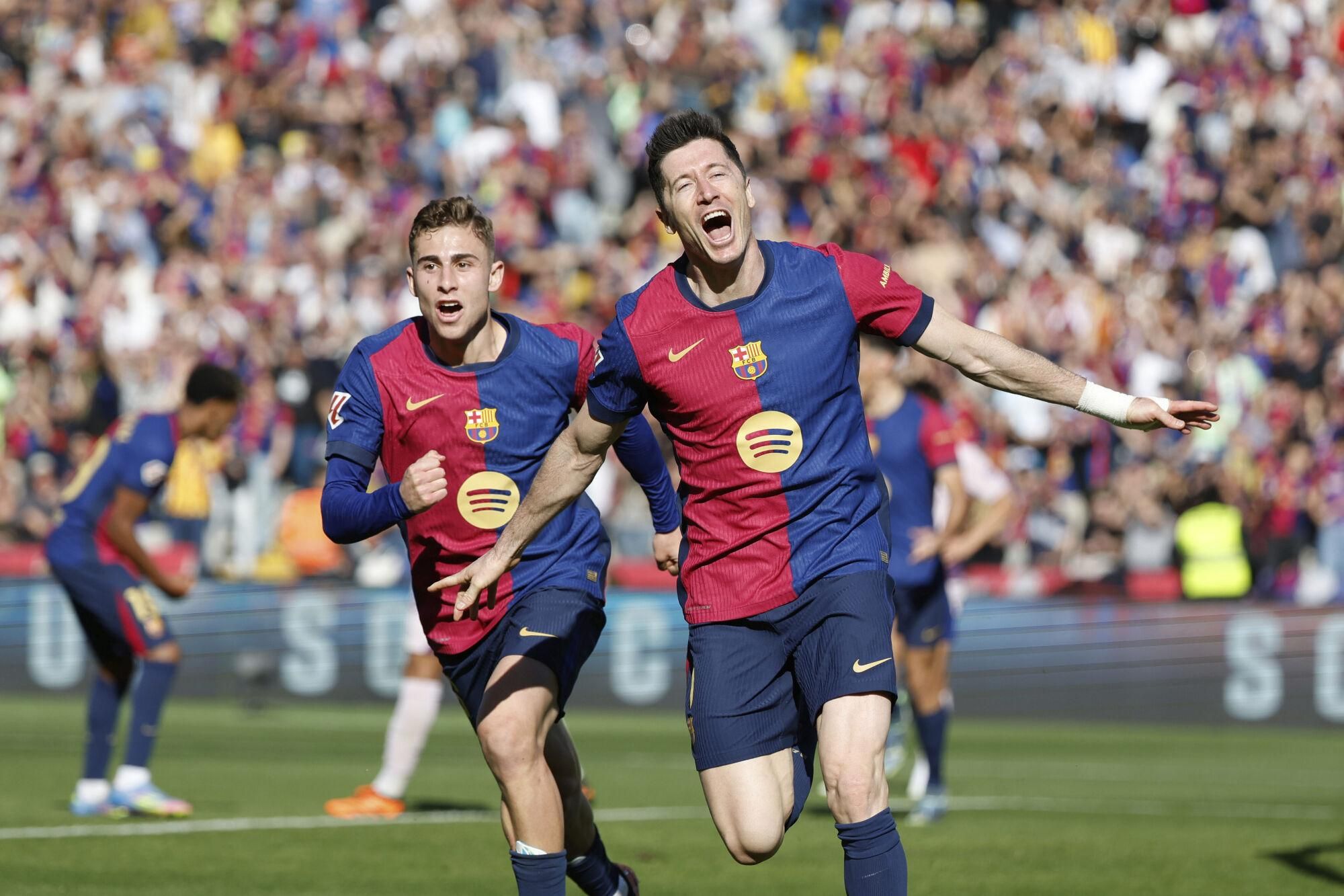 Barcelona's Robert Lewandowski, right, celebrates after scoring during a Spanish La Liga soccer match between Barcelona and Girona in Barcelona, Spain, Sunday, March 30, 2025. (AP Photo/Joan Monfort) Associated Press / LaPresse Only italy and Spain. EDITORIAL USE ONLY/ONLY ITALY AND SPAIN