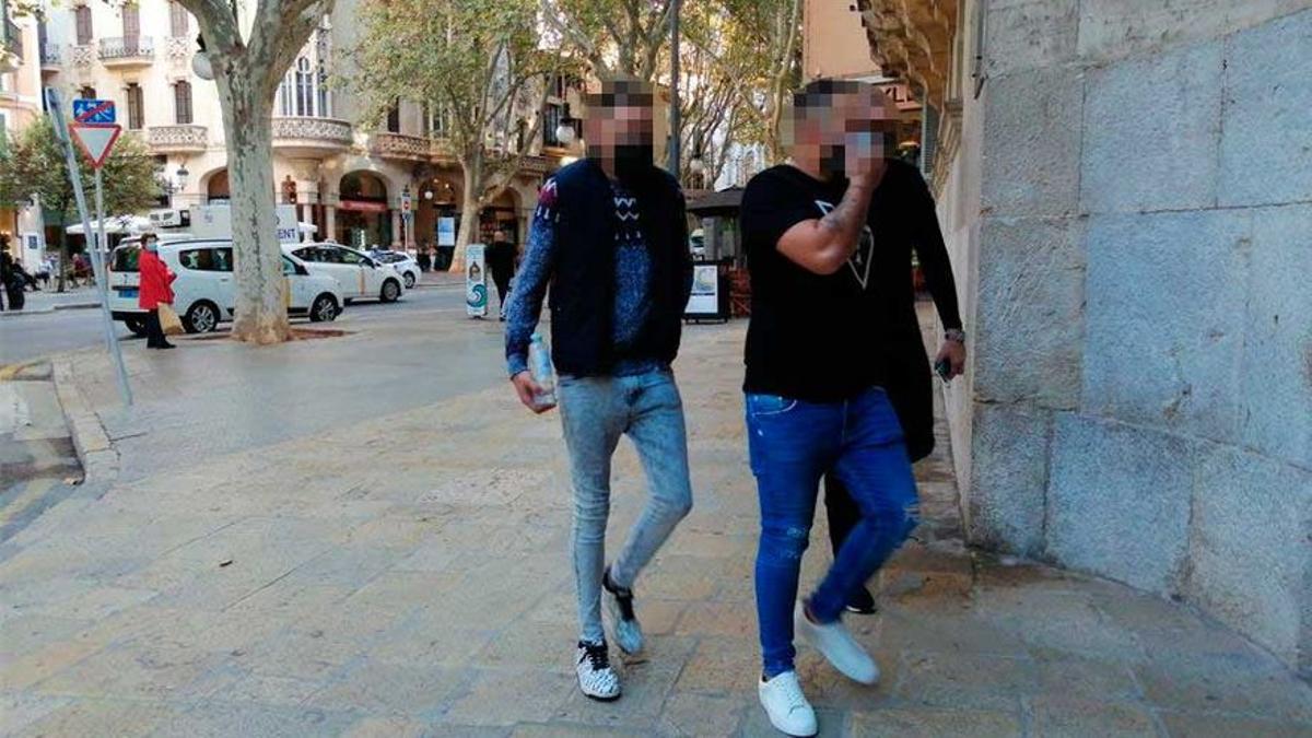 Los dos acusados de la violación múltiple de Génova llegando al juzgado.