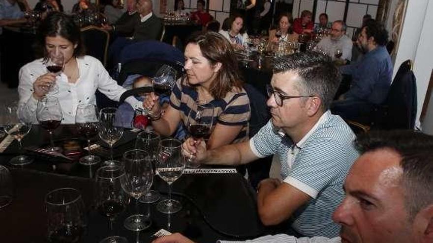 Cuarenta aficionados al vino degustan cuatro caldos de famosos