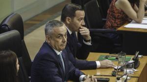 Los diputados de Vox Ángel Pelayo Gordillo y Óscar Fernández, en el pleno.