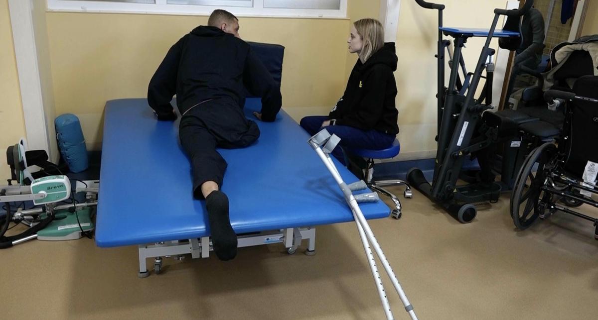 Eugene Sharp, soldado ucraniano mutilado, hace rehabilitación en el hospital de Lviv.