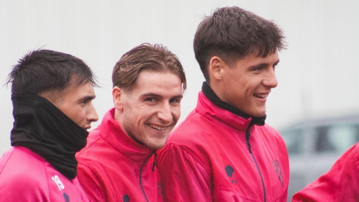 Cantero, en el centro, sonriente durante un entrenamiento de la SD Huesca.