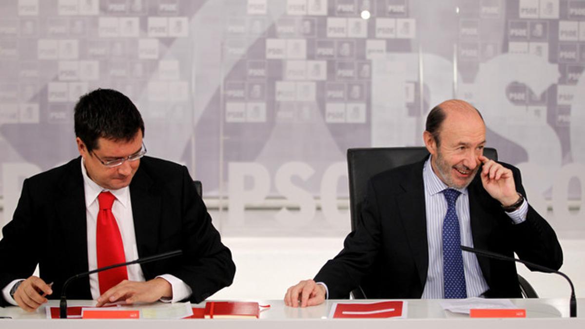 El secretario general del PSOE, Alfredo Pérez Rubalcaba (derecha), junto al secretario de organización, Óscar López, el pasado junio, durante una reunión en la sede del partido en Madrid.